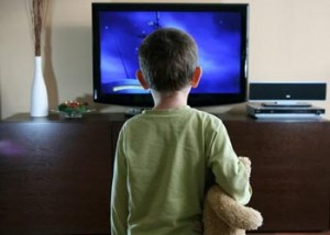 مشاهدة التلفزيون يجعل الأطفال يعانون من السمنة المفرطة