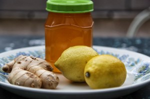 العسل  و الليمون للتخلص من الام الحنجرة و الحلق 