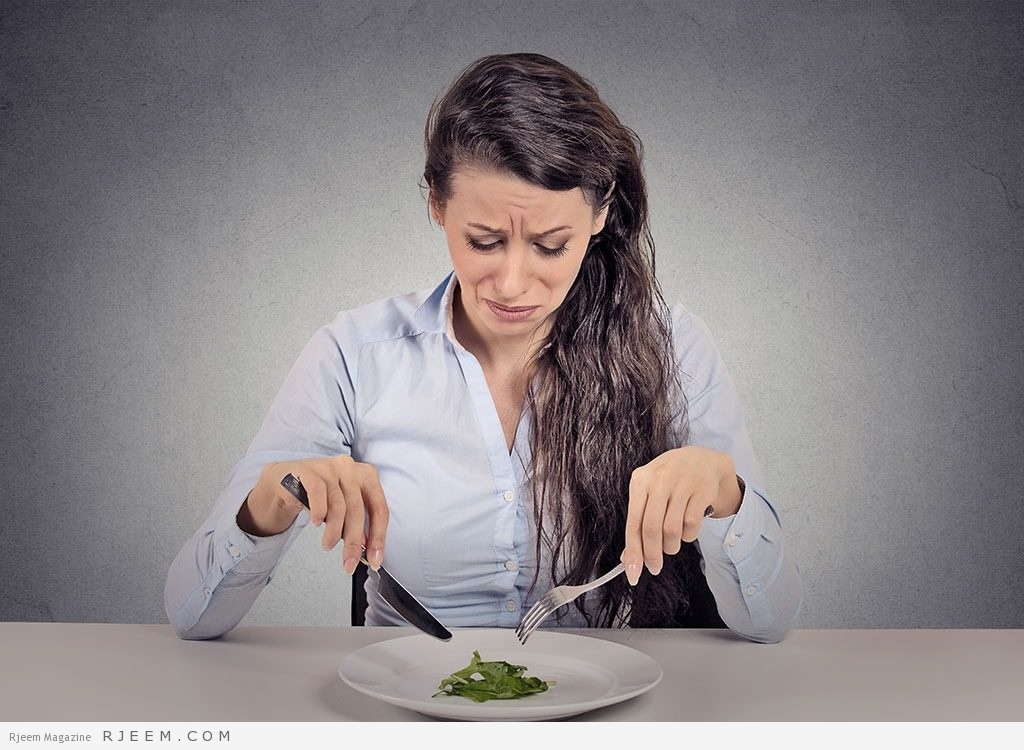 woman-eating-vegetables