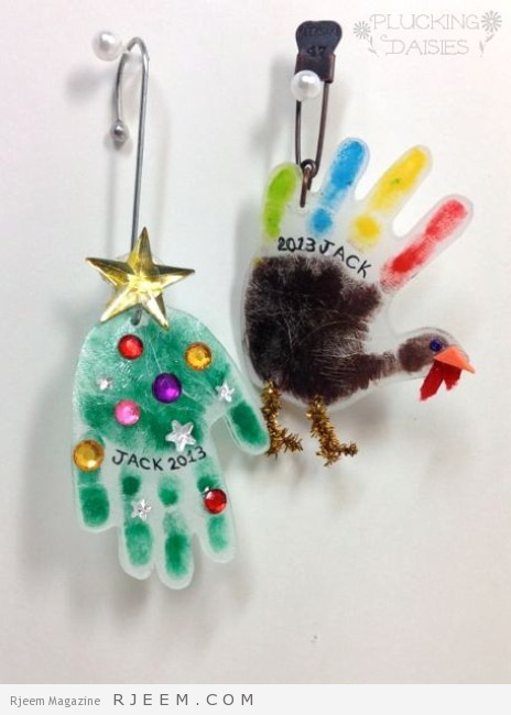 Holiday Handprint Charms : A fun craft for kids, use them to make ornaments or heartfelt holiday gifts! | PluckingDaisies.com