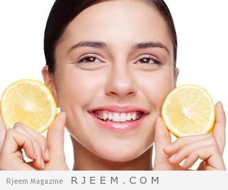 صورة لامرأة بشرة فاتحة تحمل الليمون