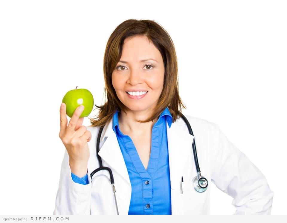 طبيبة تحمل تفاحة خضار كمصدر للالياف الغذائية