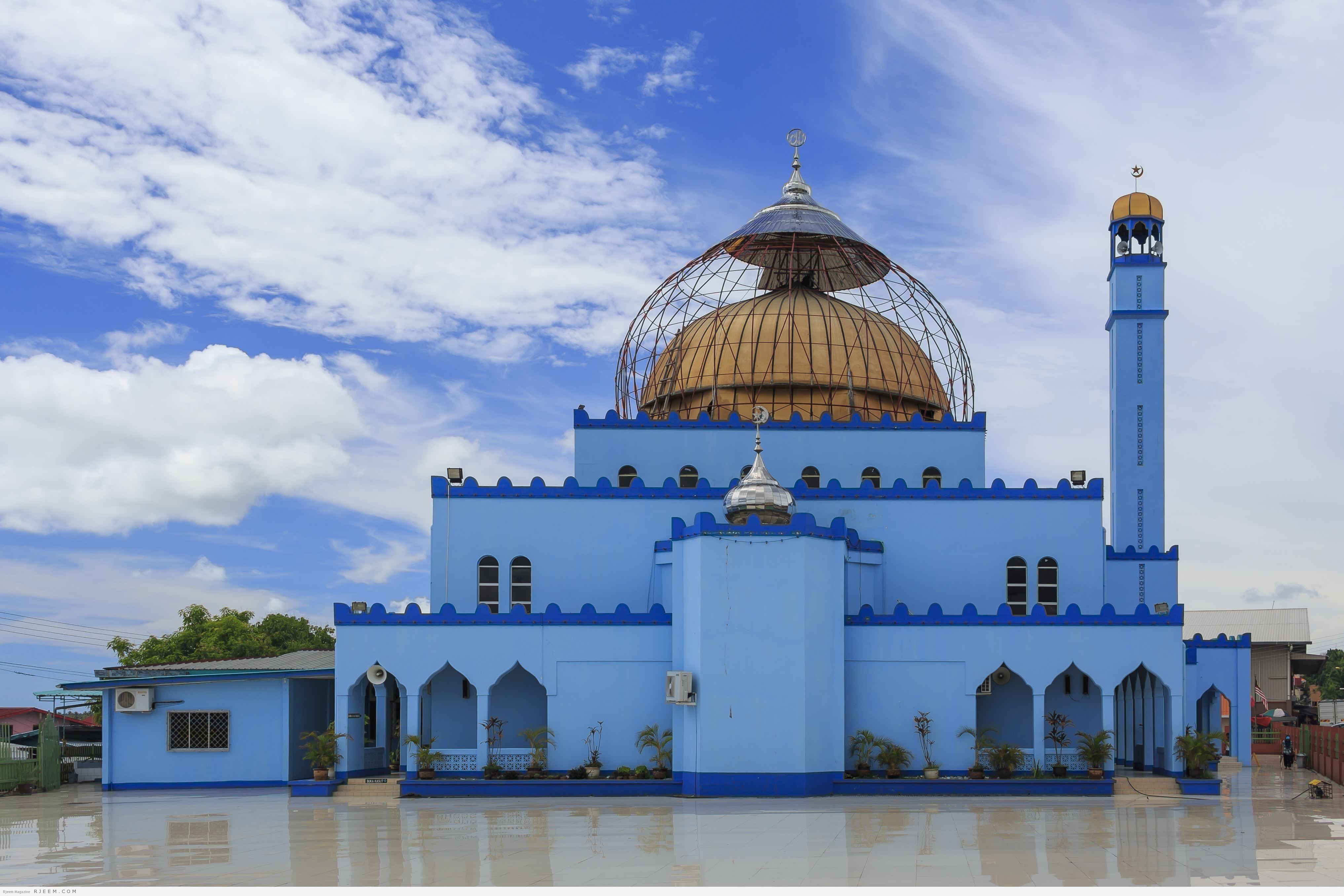 المسجد العائم في مدينة سيمبورنا