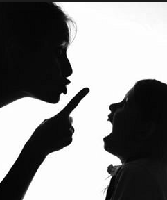 الطرق التربوية الصحيحة للإستماع للطفل بدلاٌ من ضربه وتوبيخه 