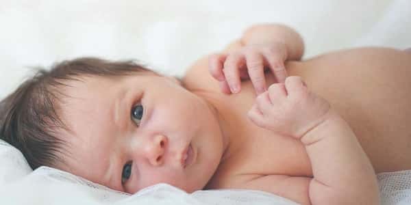 كيفية العناية بالأطفال حديثي الولادة