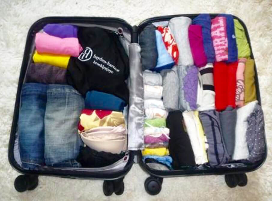 ترتيب الملابس وحقيبة السفر