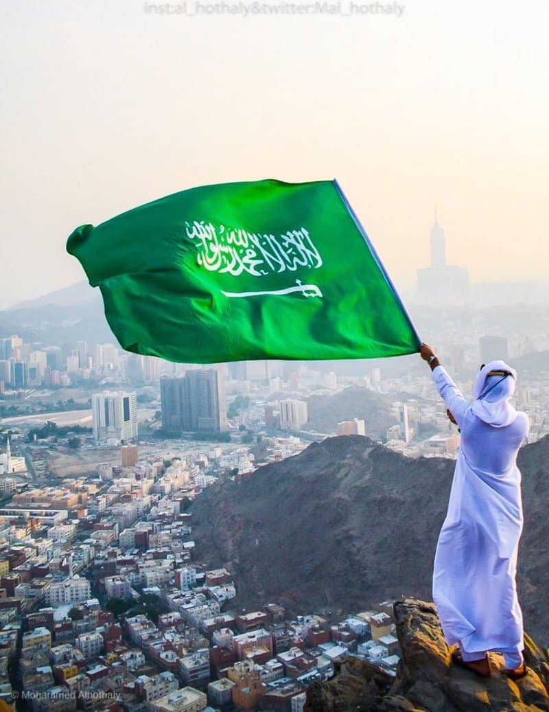 صورة اليوم.. سعودي يباهي العالم باليوم الوطني للمملكة من قمة جبال مكة