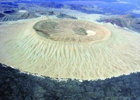 البركان الأبيض في حرة خيبر بالسعودية
