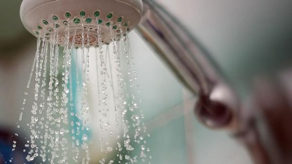 ما هي أضرار الاستحمام بالماء الساخن