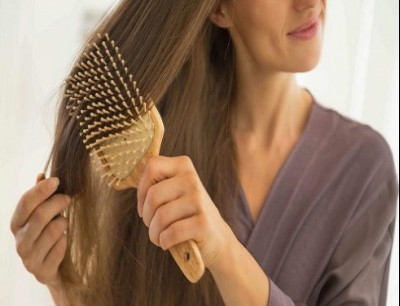 الطريقة الصحيحة لتنظيف فرشاة الشعر 