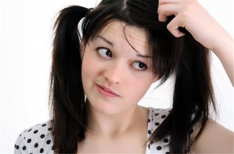 خطوات بسيطة تخلصك من مشكلات الشعر الجاف والمتطاير