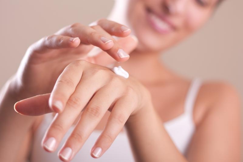 وصفات طبيعية لتنعيم اليدين والتخلص من خشونة اليدين في المنزل