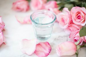فوائد شرب ماء الورد