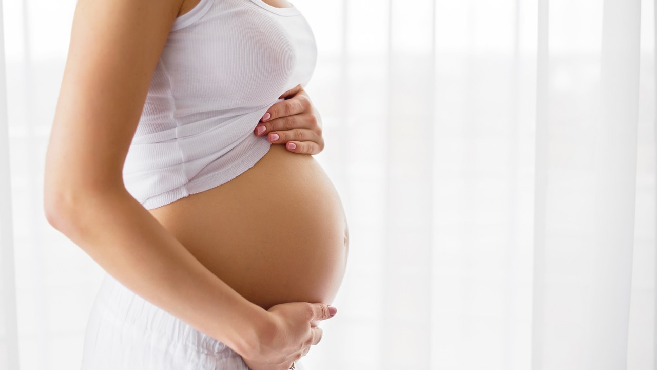 إفرازات مائية بيضاء أثناء الحمل