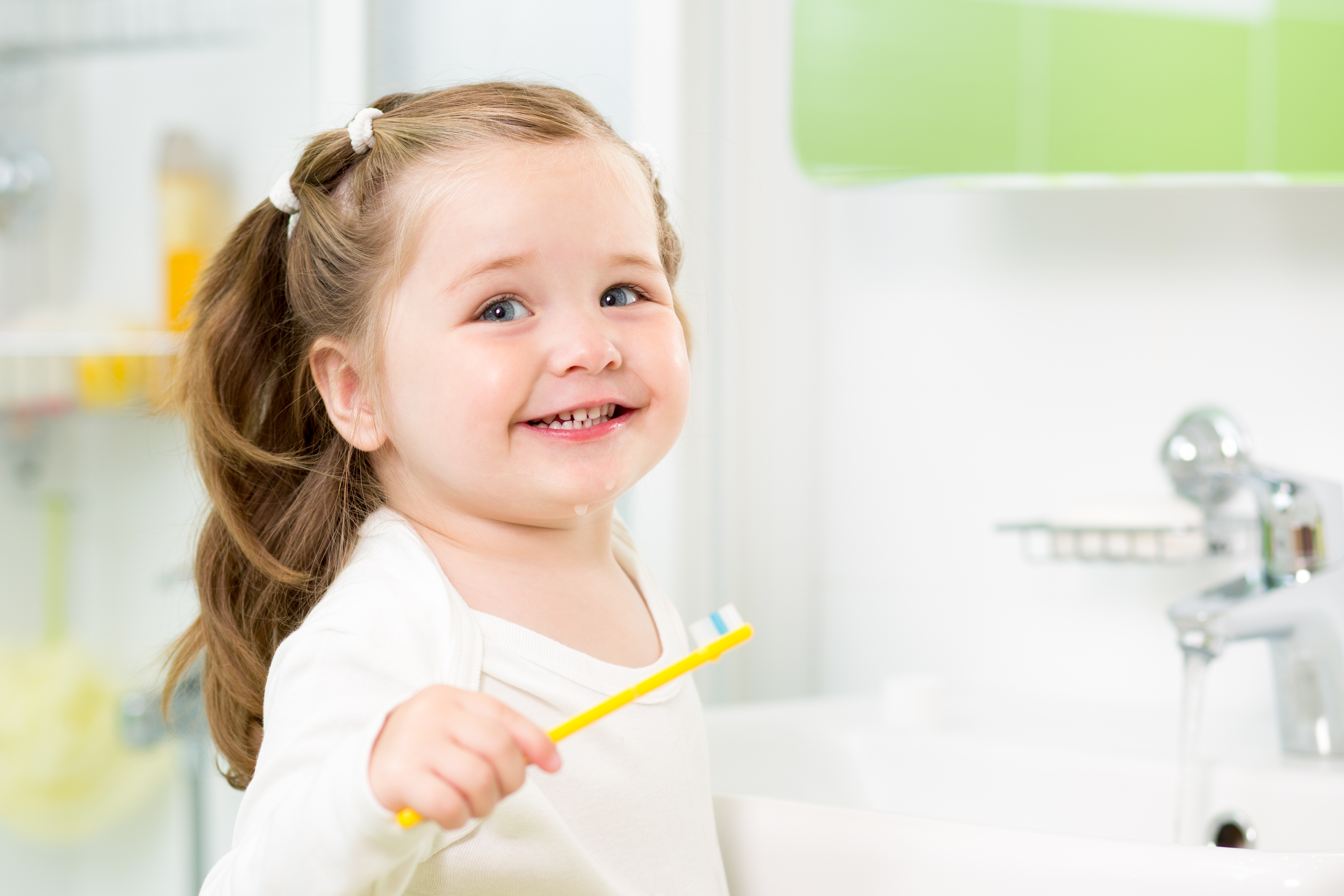 طرق العناية بالاسنان اللبنية عند الاطفال