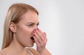 أسباب رائحة الفم وكيفية علاجها