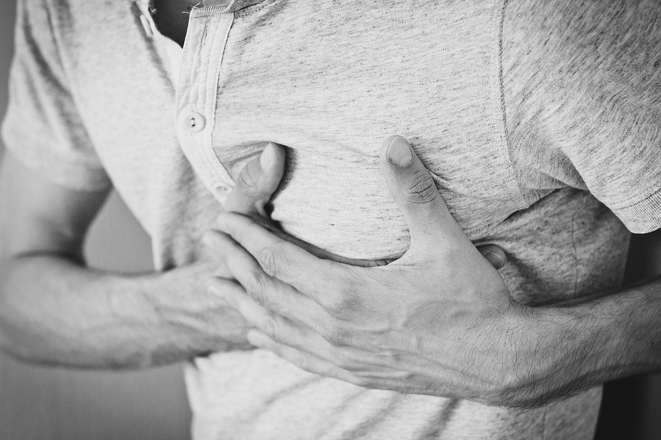 اعراض الإصابة بجلطة القلب