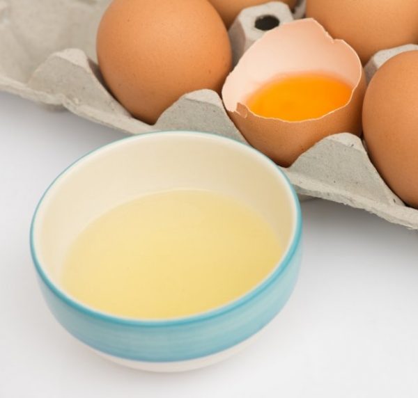 بياض البيض لعلاج تشققات البطن