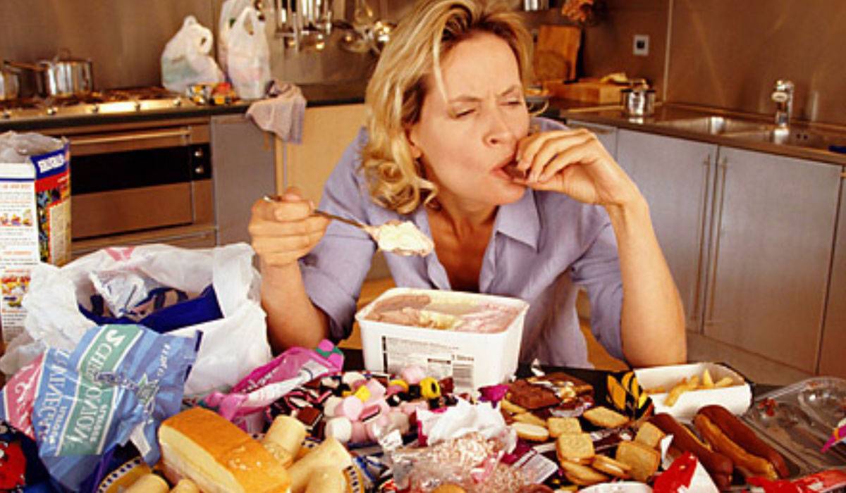 مشكلة الأكل الكثير عند الشعور بالضغوط النفسية