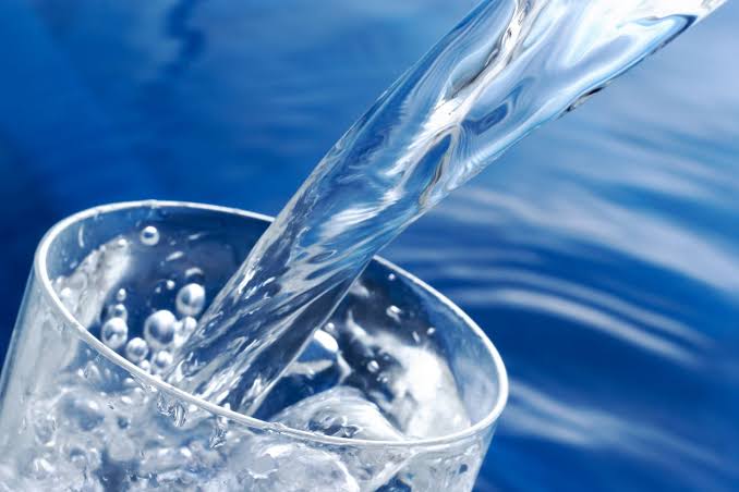 ويجب شرب الماء بكميات متفرقة وعلى مدار اليوم كله وليس في وقت واحد.