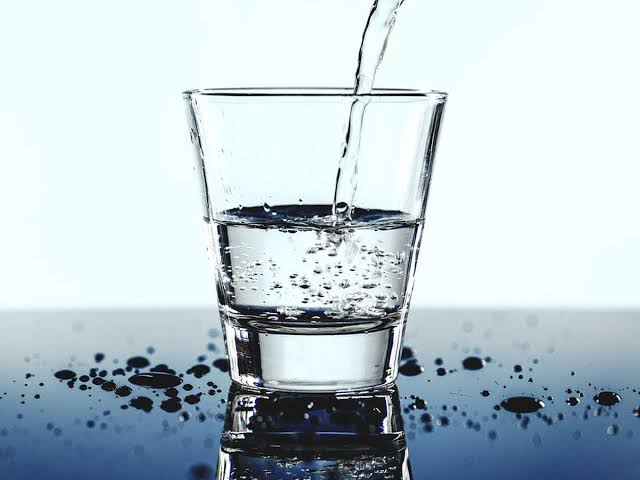 •يحتاج جسم الإنسان إلى حوالي أربعة ونص لتر من الماء بشكل يومي يحصل عليها من خلال تناوله للطعام والسوائل المختلفة