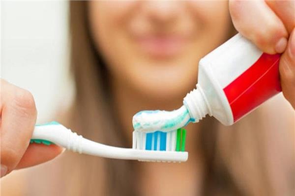 أفضل 20 إستخدام لمعجون الأسنان أبرزها إزالة البقع و حب الشباب