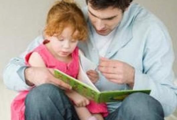 قراءة القصص للمساعدة طفلك على النطق مبكرا